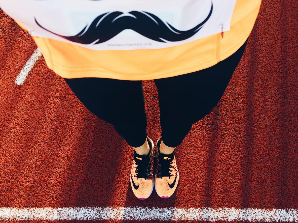 En piste, moustachus.
