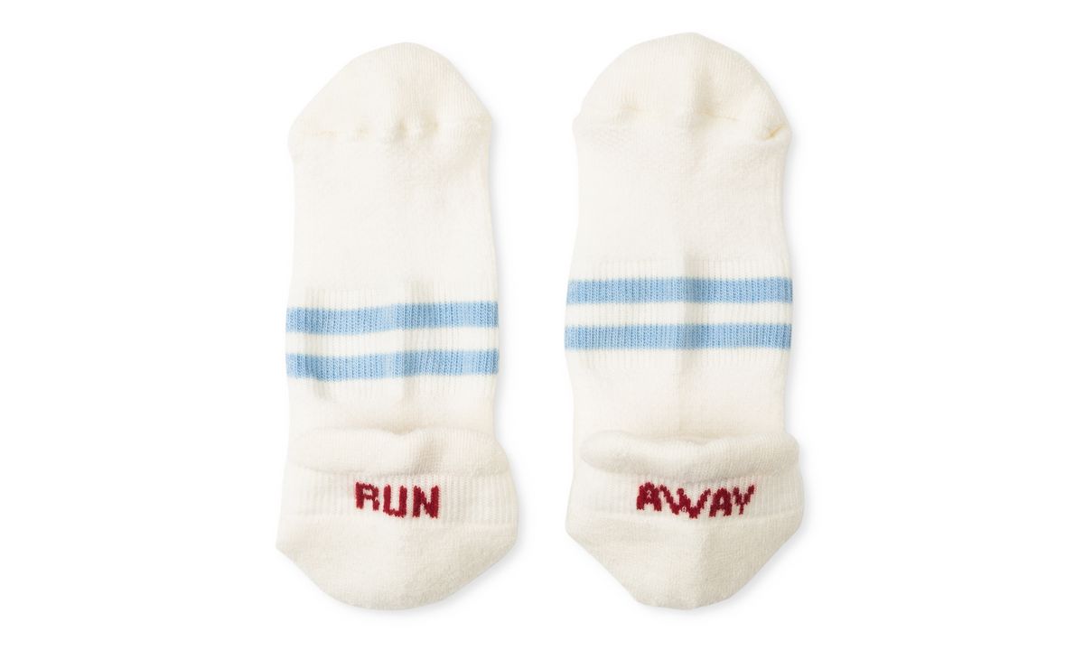 satisfy-low-socks-white-front-run-away