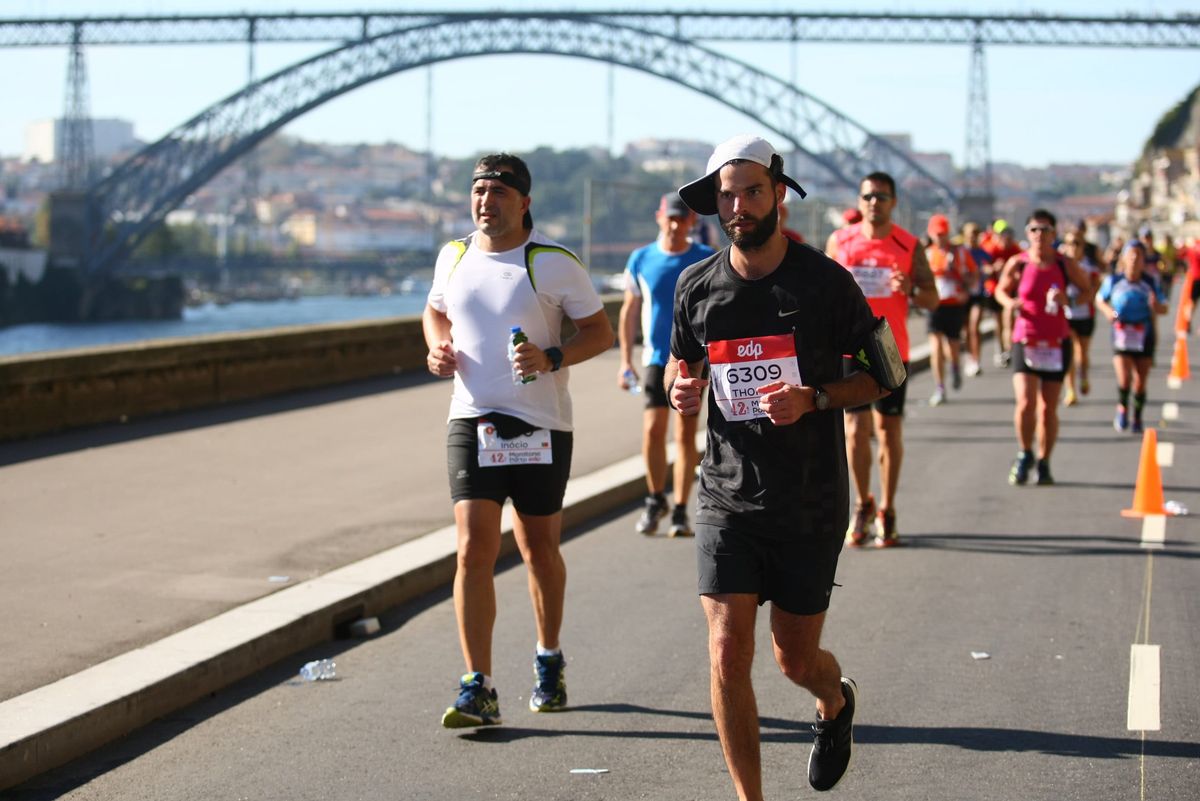 Casquette sur le tec, Thom fait mine de courir devant le photographe, alors qu'en fait il marche.