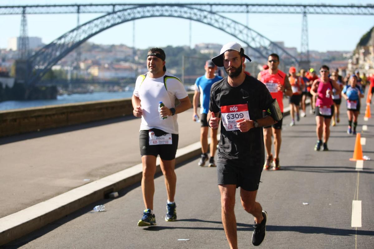 Casquette sur le tec, Thom fait mine de courir devant le photographe, alors qu'en fait il marche.