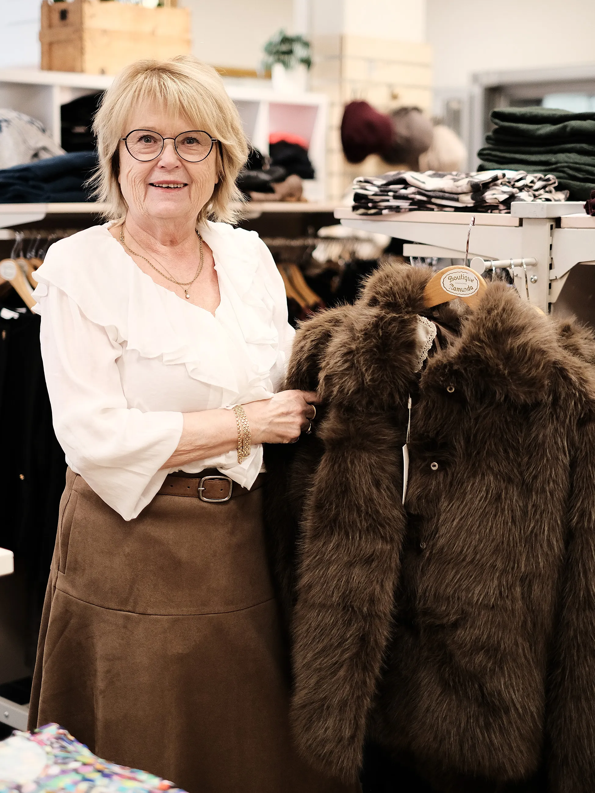 Annika Starkås visar upp klädutbudet