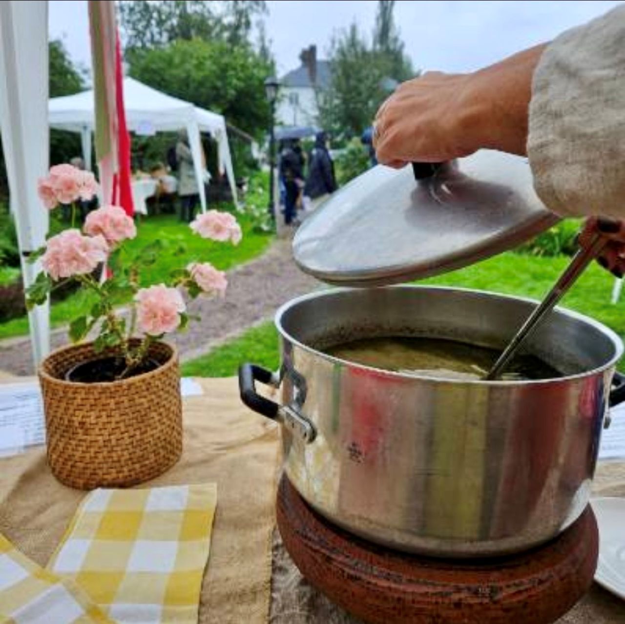 Örtagården i Medeltida skrud