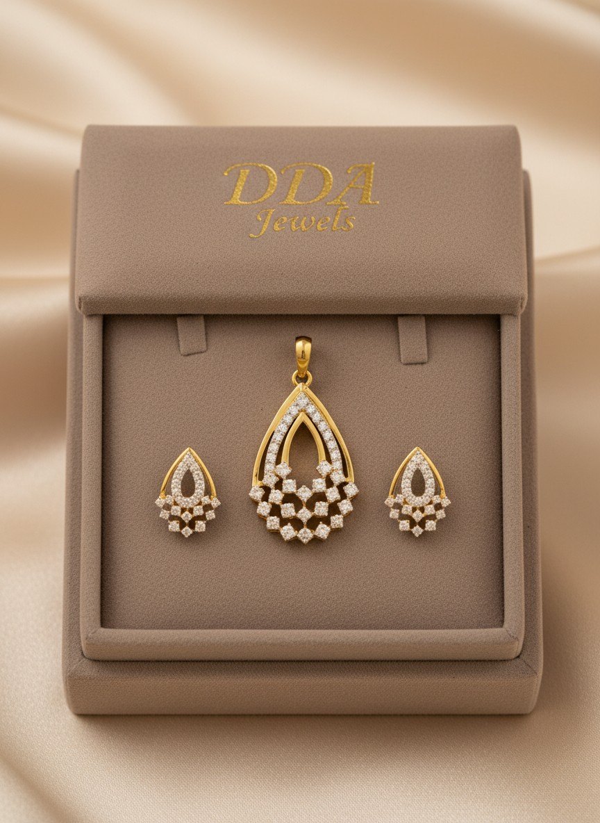 Pear lattice diamond pendant set in showroom box