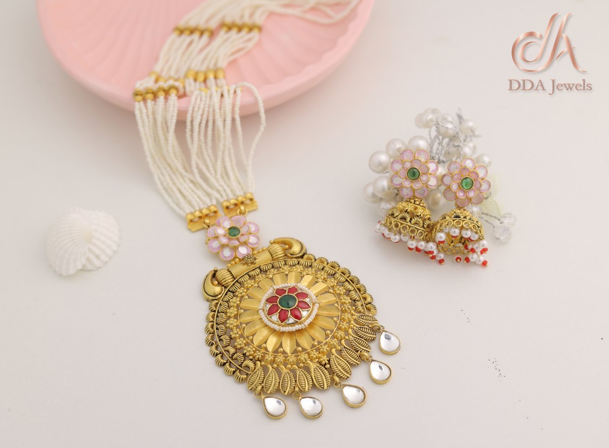 Pearl-drop medallion set