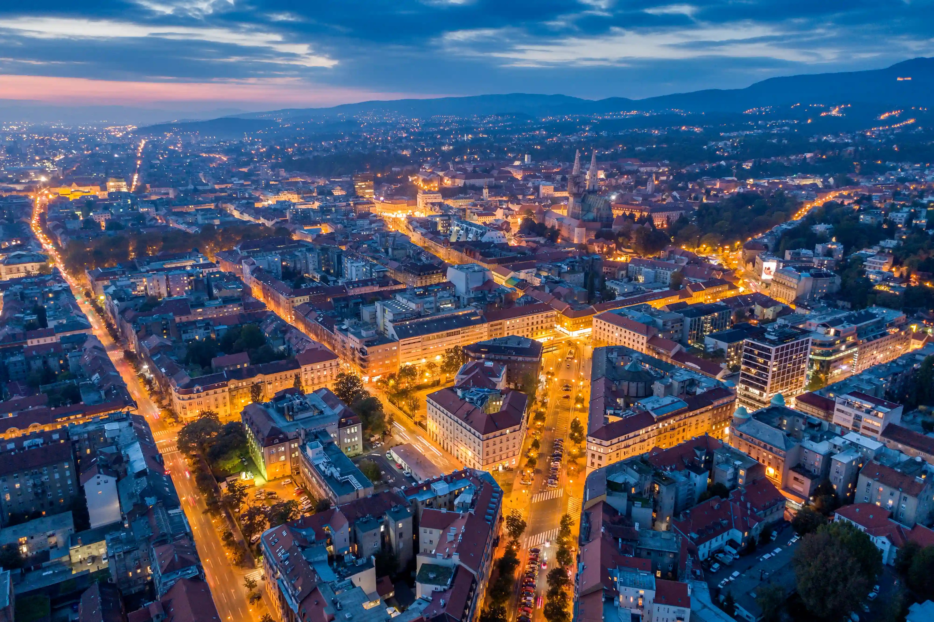 Noćni pogled iz zraka na centar Zagreba