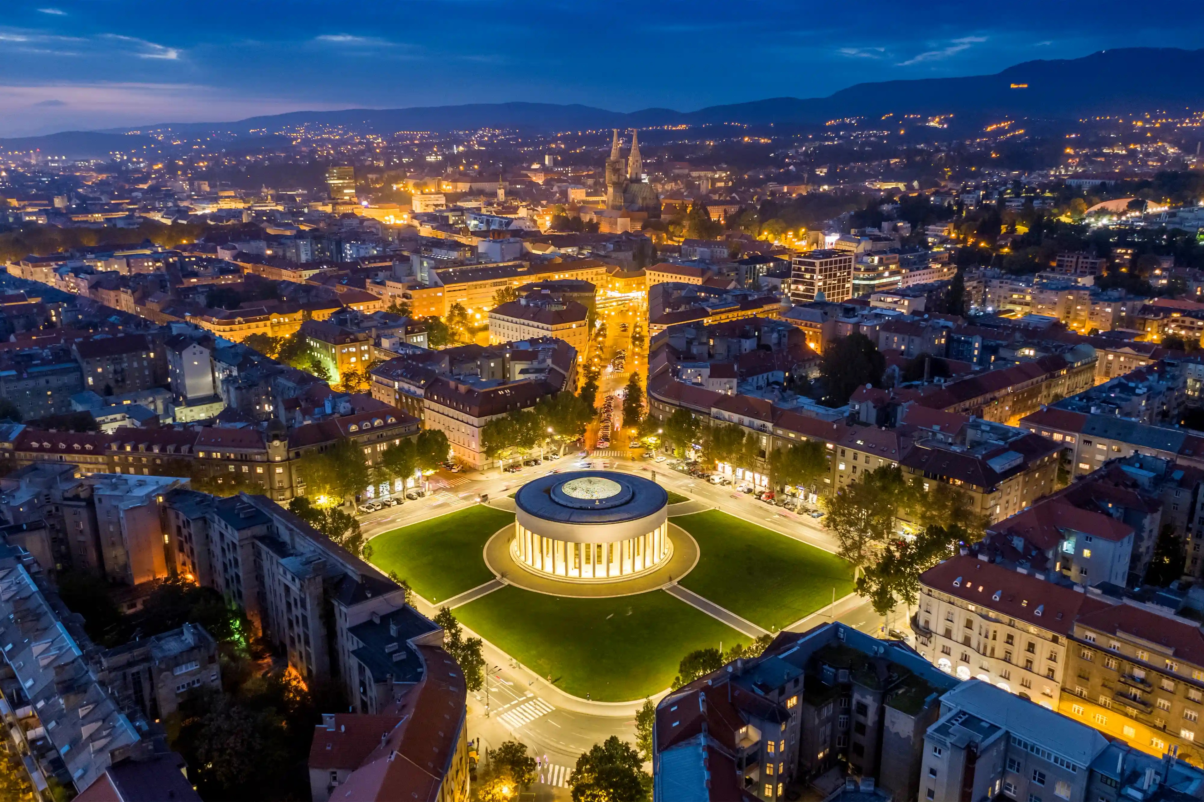Noćni pogled iz zraka na Trg žrtava fašizma u Zagrebu