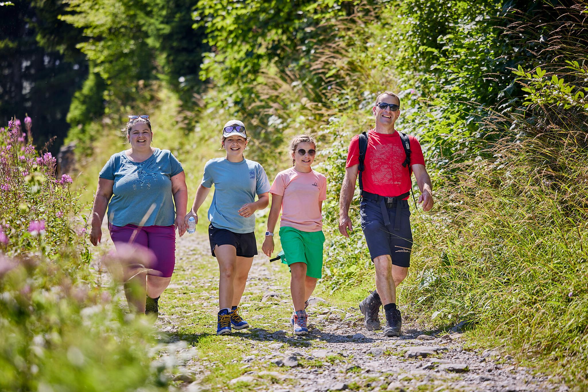 Eine Familie am Wandern auf der Klewenalp-Stockhütte.