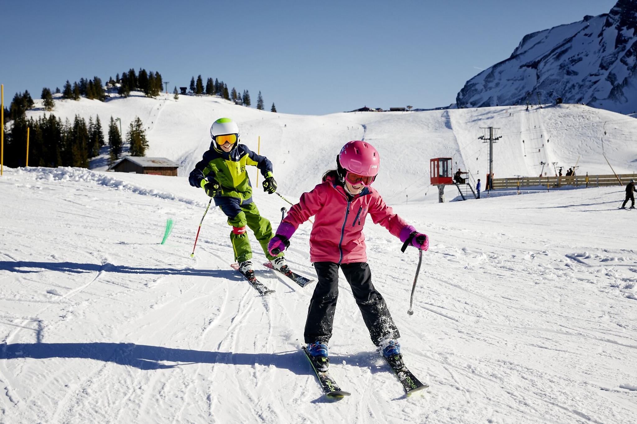 Zwei Kinder am Skifahren auf der Klewenalp.