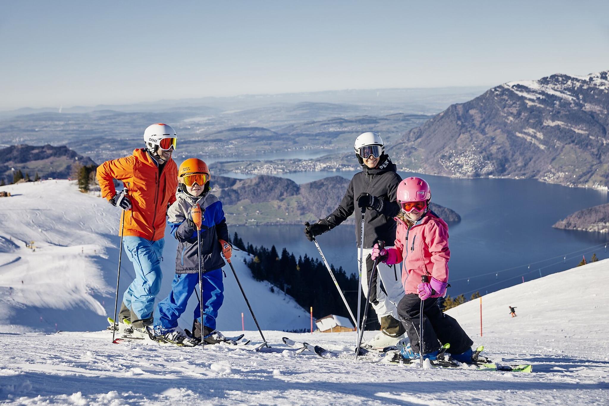 eine Familie am Skifahren auf der Klewenalp