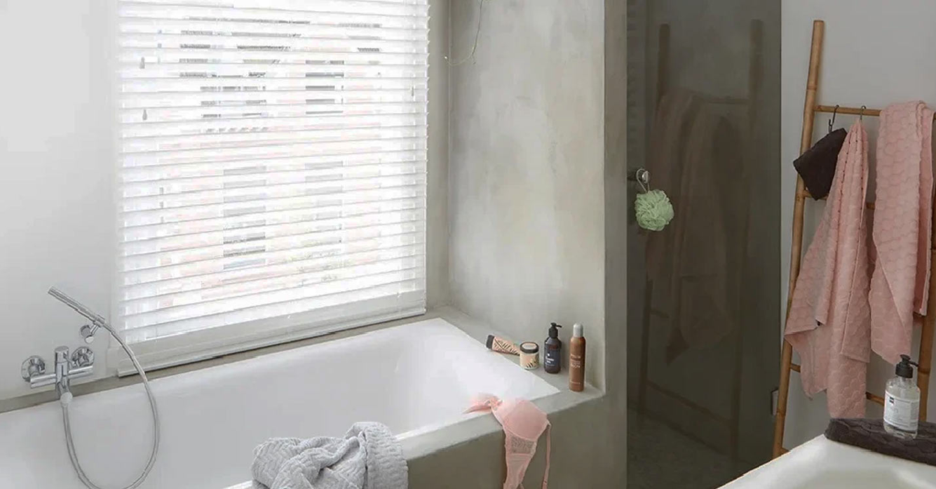 raamdecoratie voor de badkamer