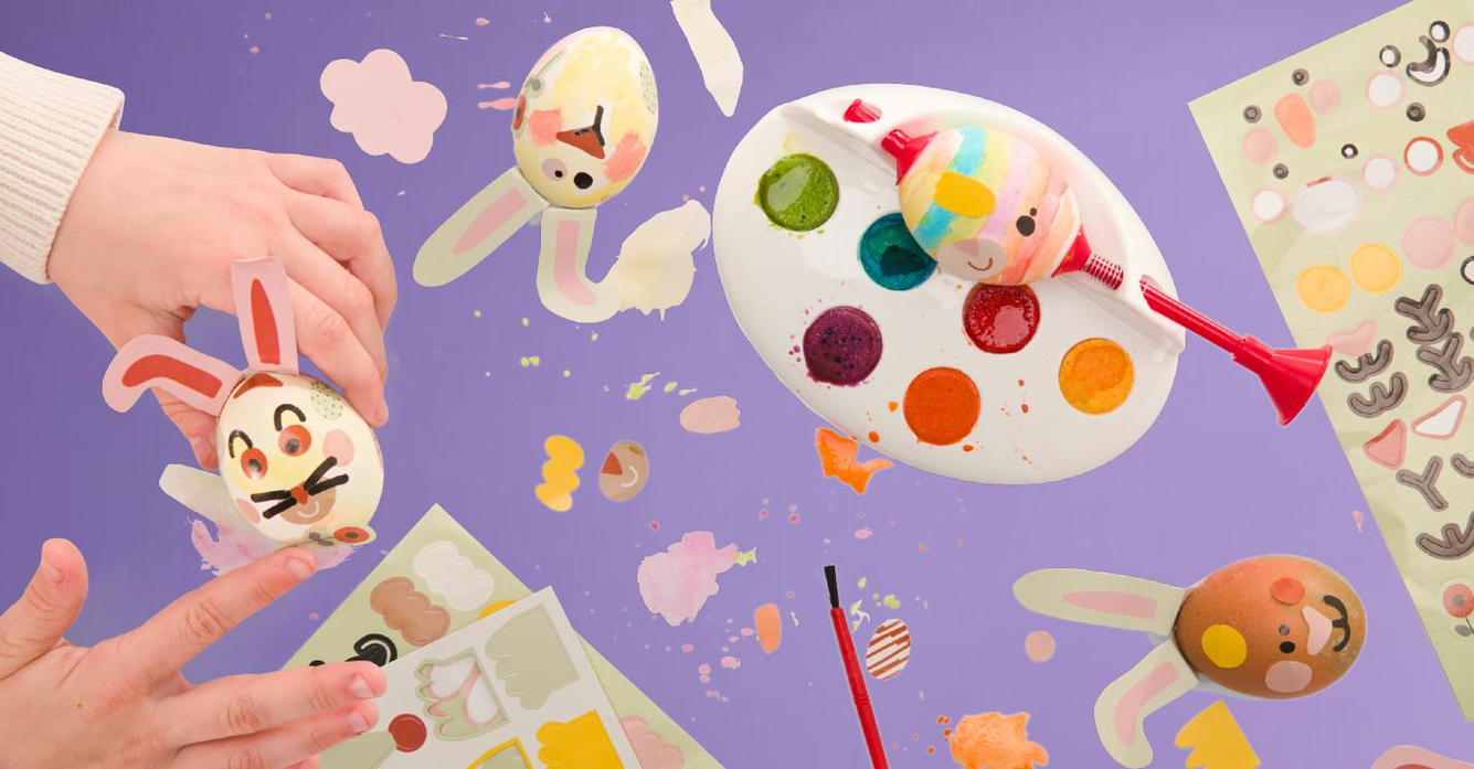 Kinderhandjes die aan het knutselen zijn met Paasknutselspullen