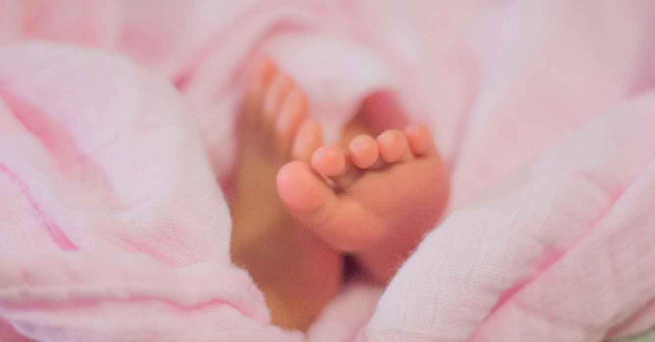 voeten van een baby meisje