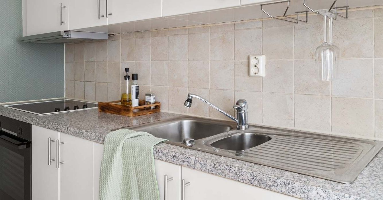 keuken met schone gootsteen