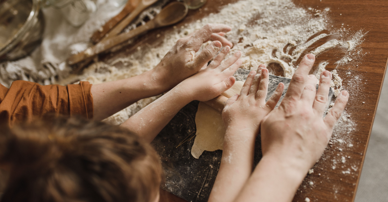 Samen bakken met kinderen, lekker met de handen in het bloem