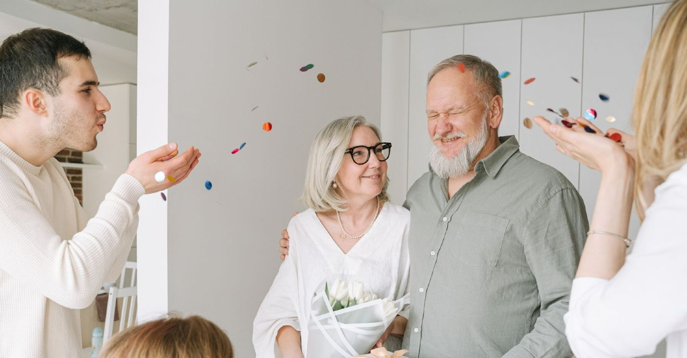 feestje voor pensioen met cadeau en confetti
