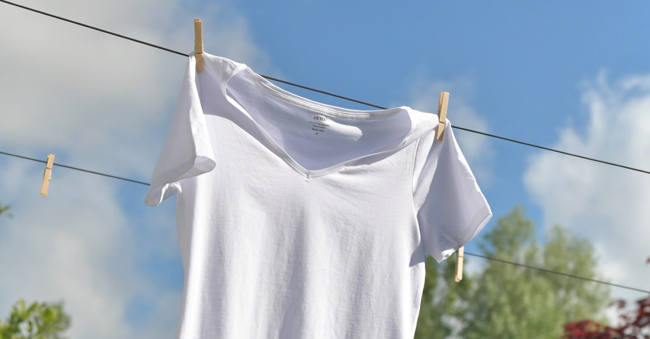 wit t-shirt aan waslijn van HEMA