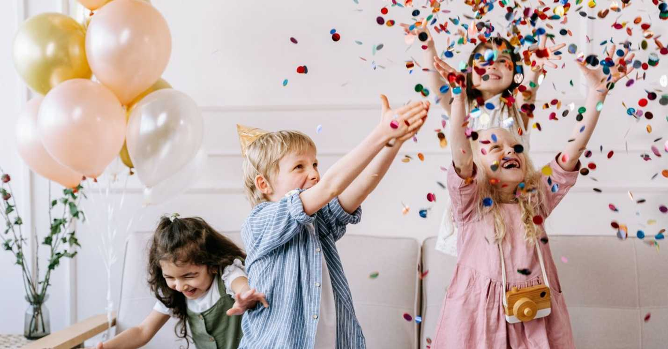 kinderen met confetti