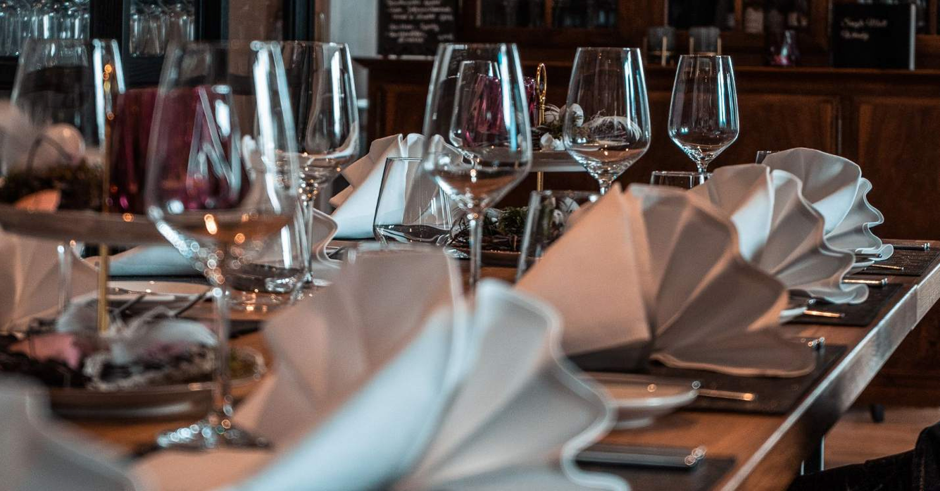gevouwde servetten op tafel