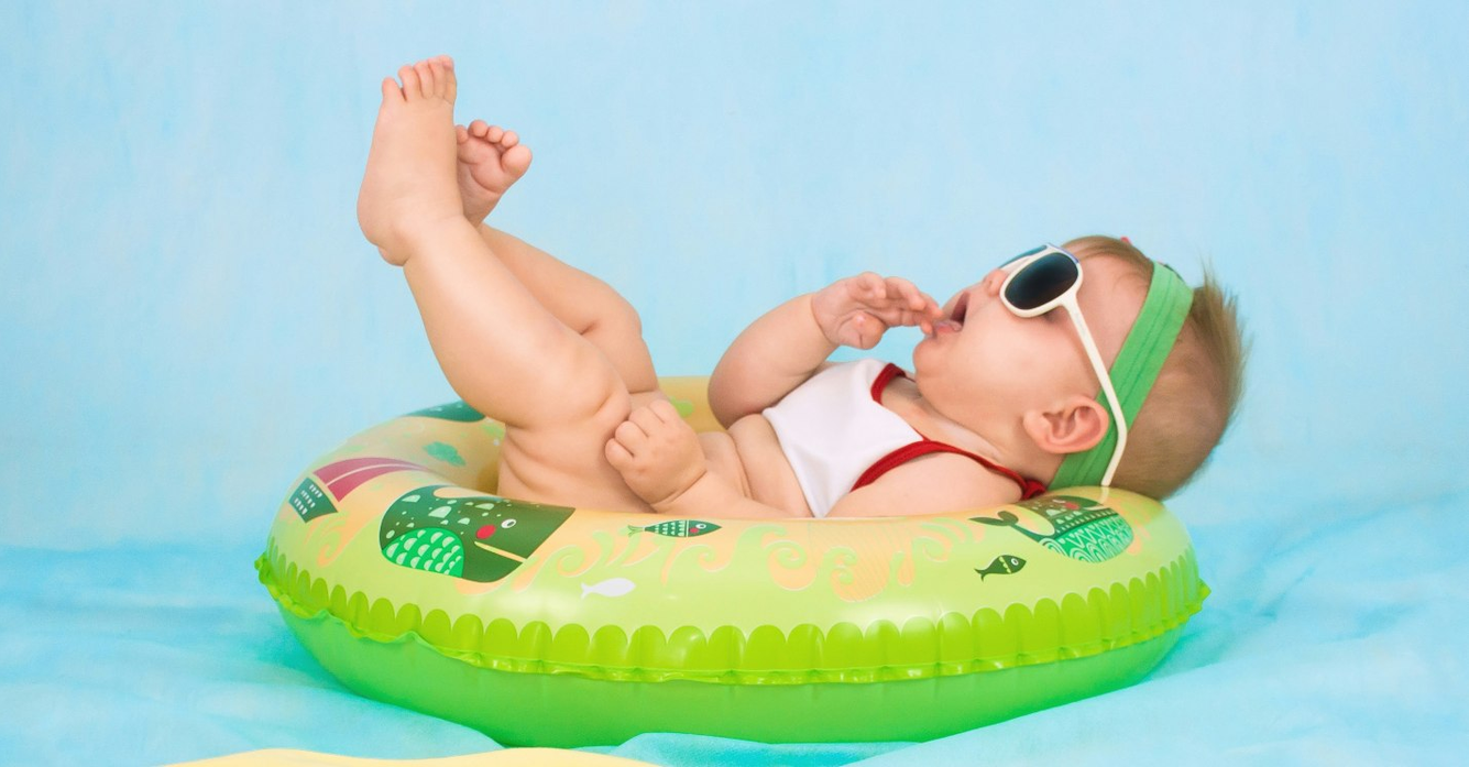 baby in zwembad
