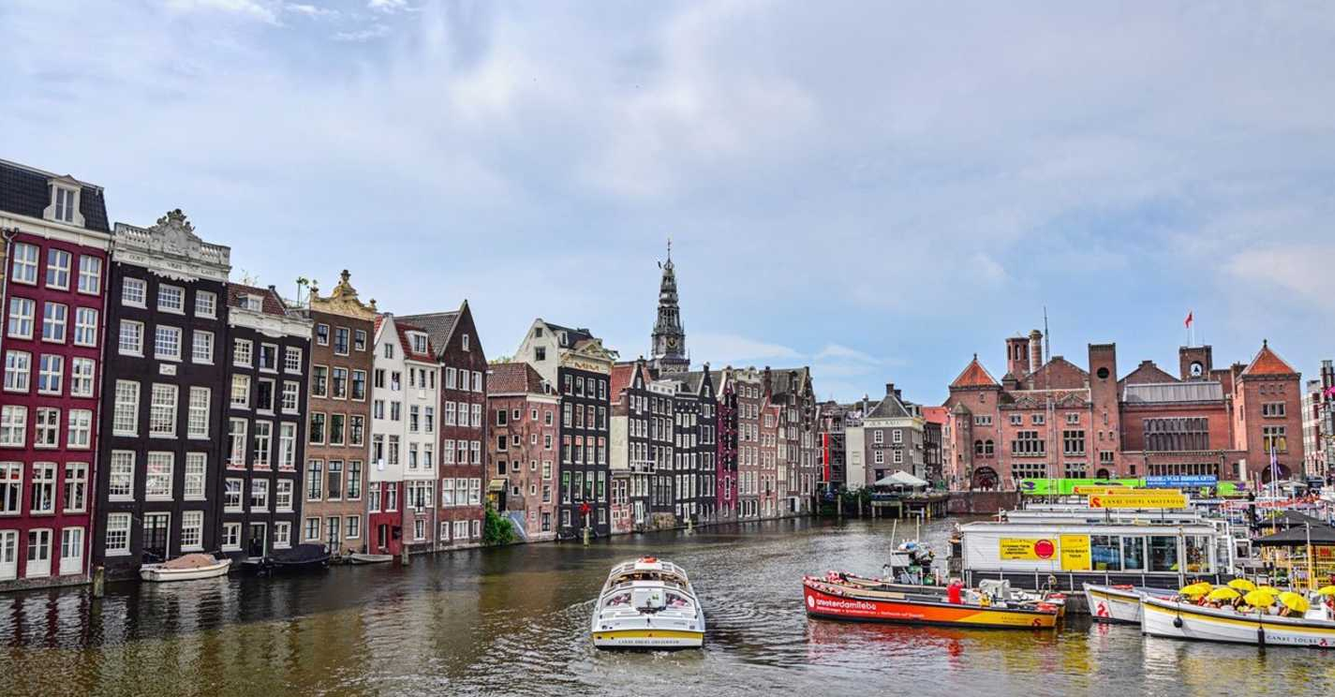 foto van amsterdamse huisjes aan het water