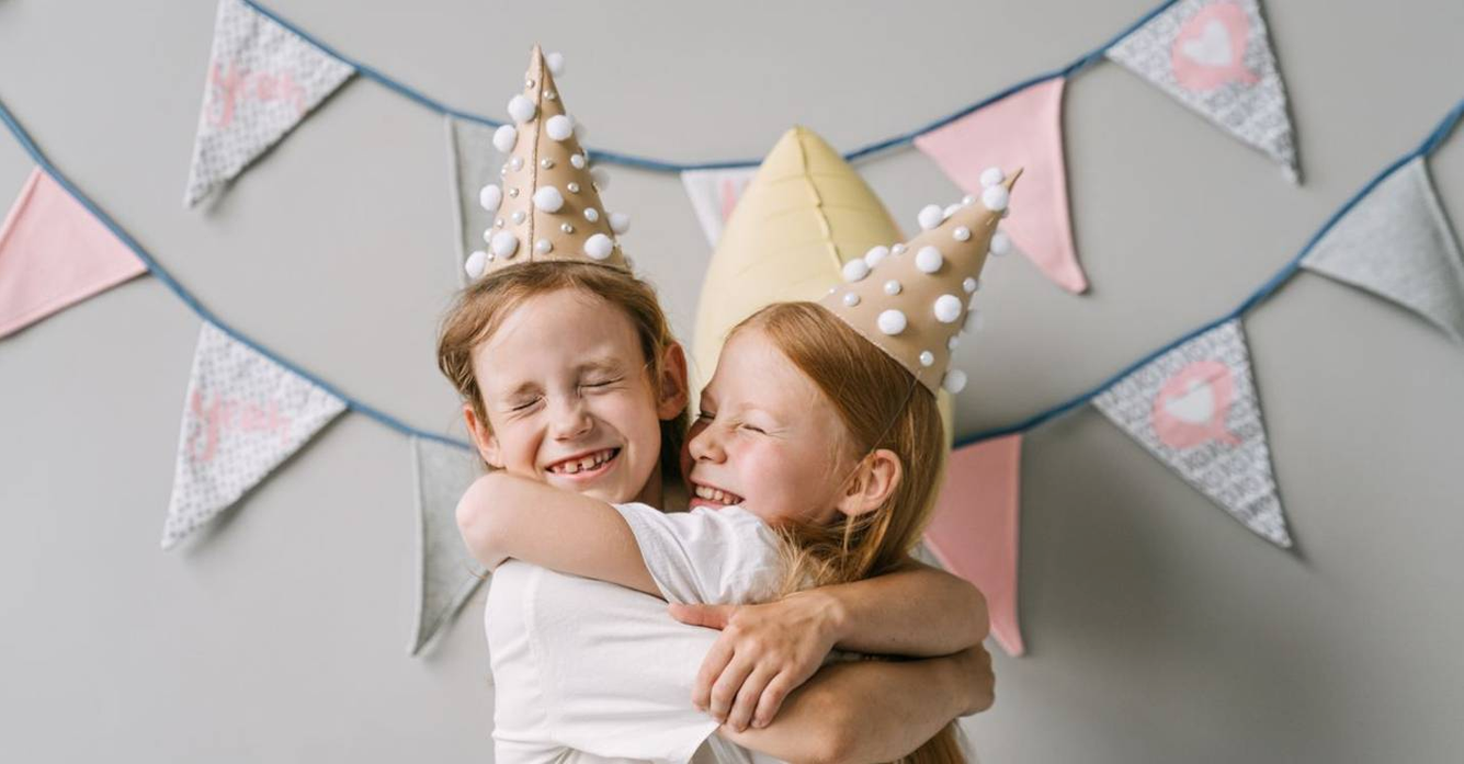 kinderen met feesthoedje