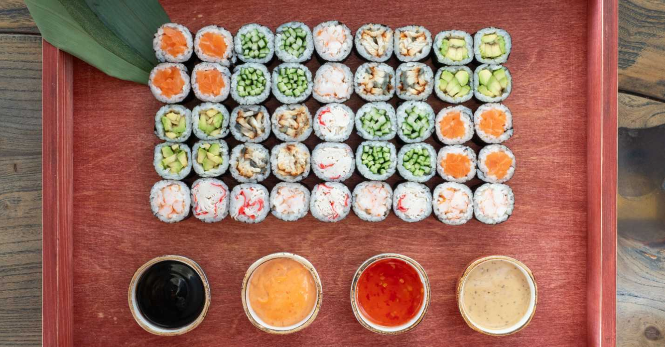sushi op een dienblad