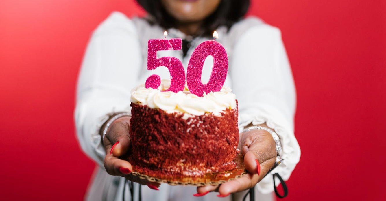 vrouw met taart met 50 jaar kaarsjes