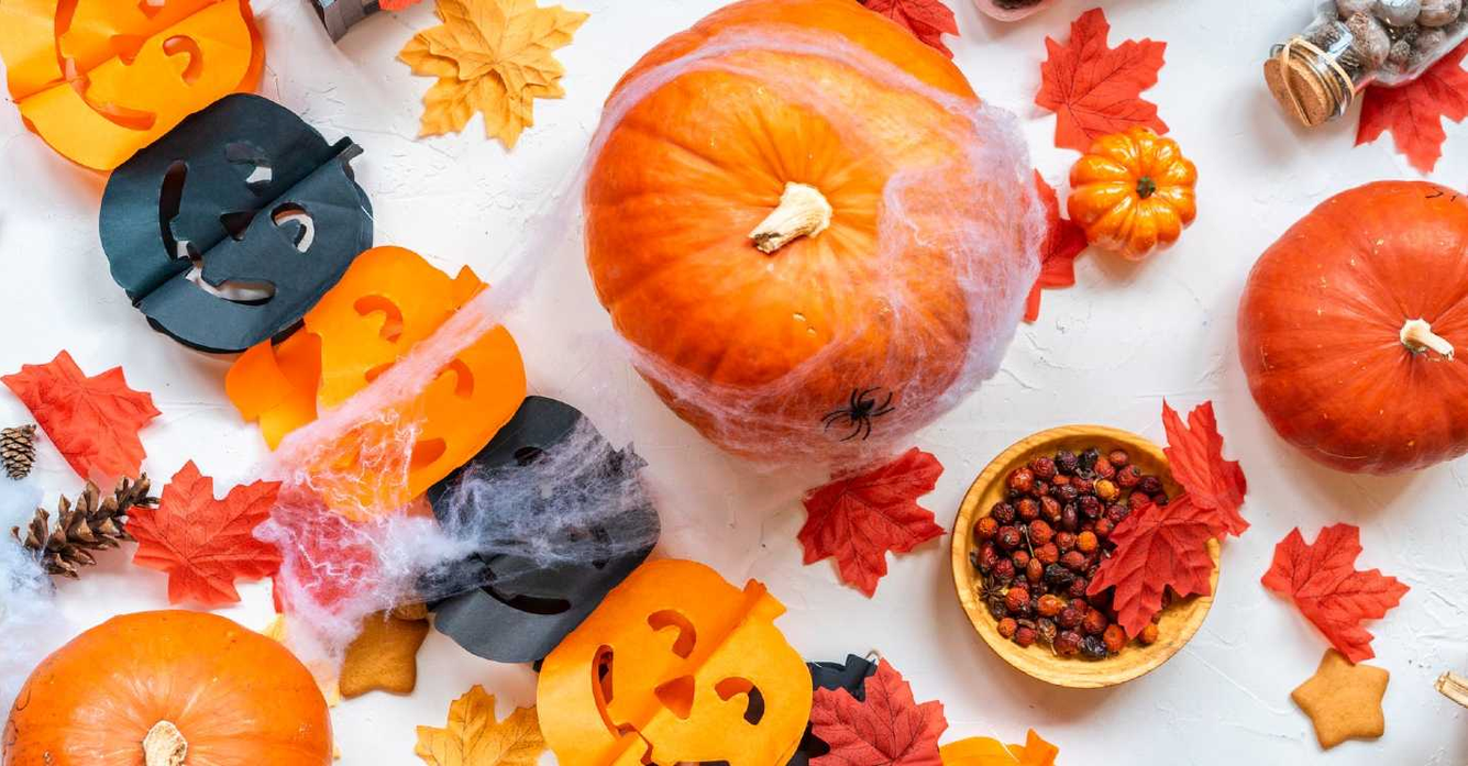 tafel met halloweendecoratie