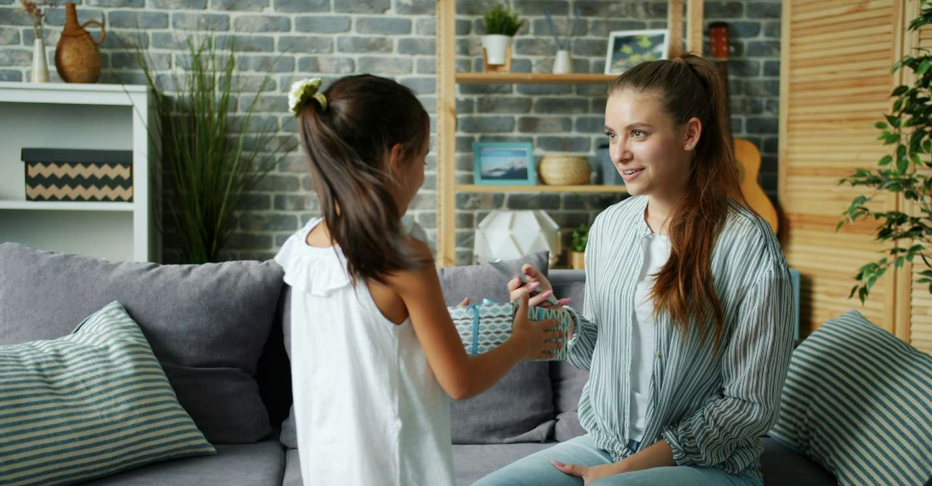 dochter geeft moeder cadeau voor Moederdag