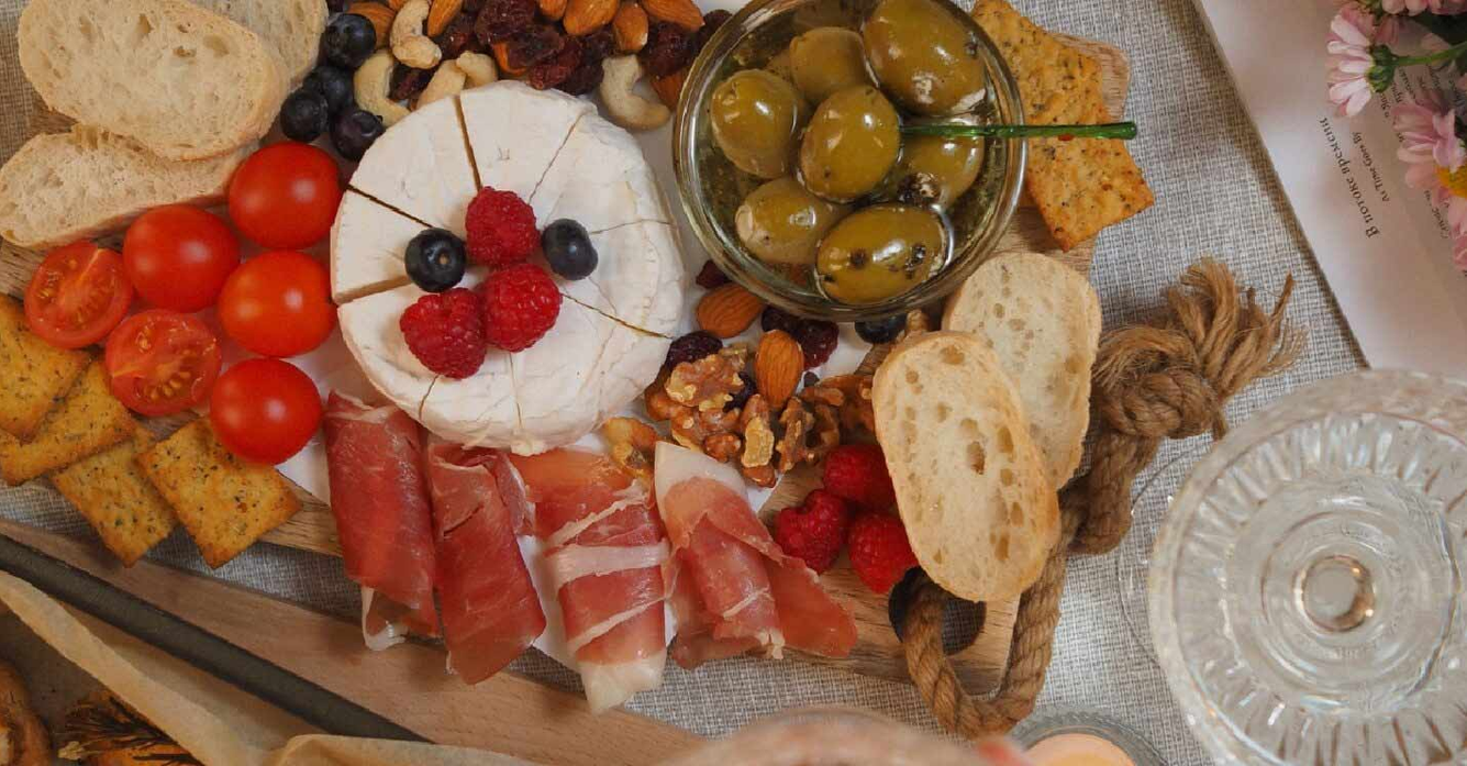 borrelplank met hapjes