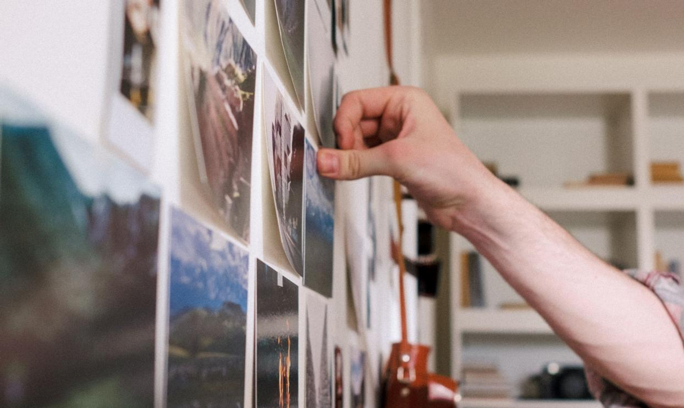 Foto's ophangen aan de muur