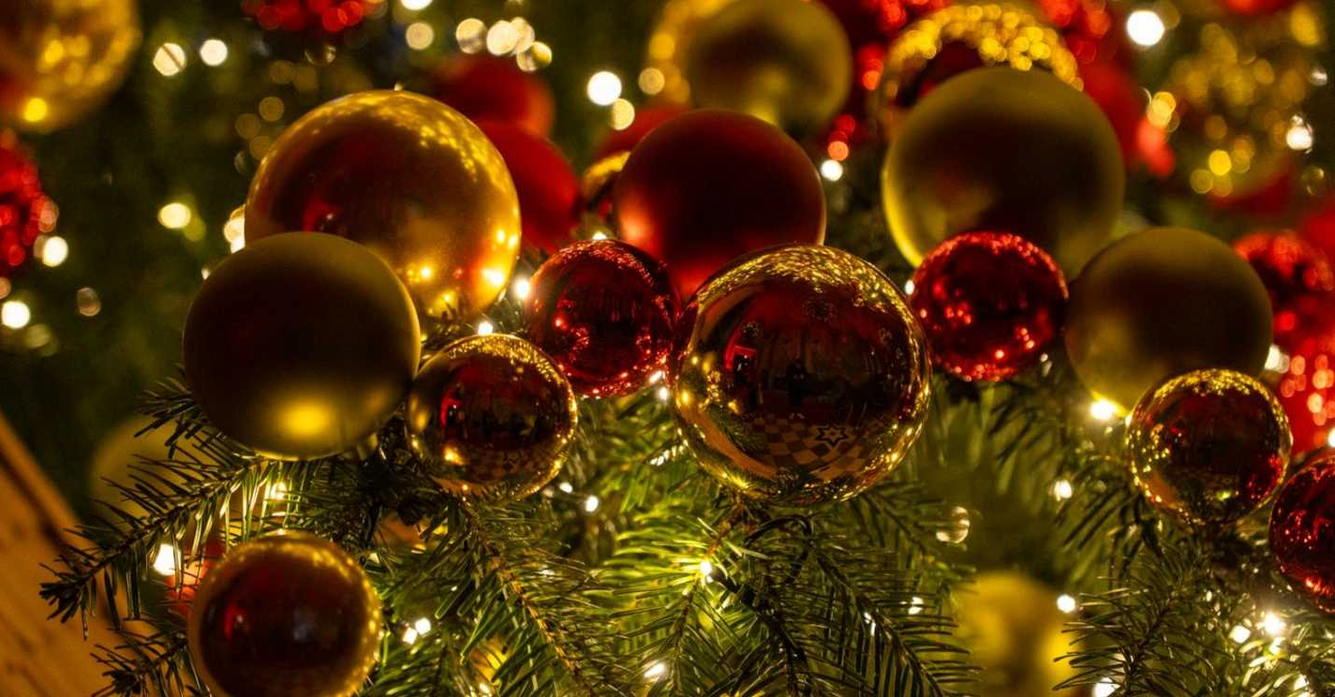 kerstballen in kerstboom