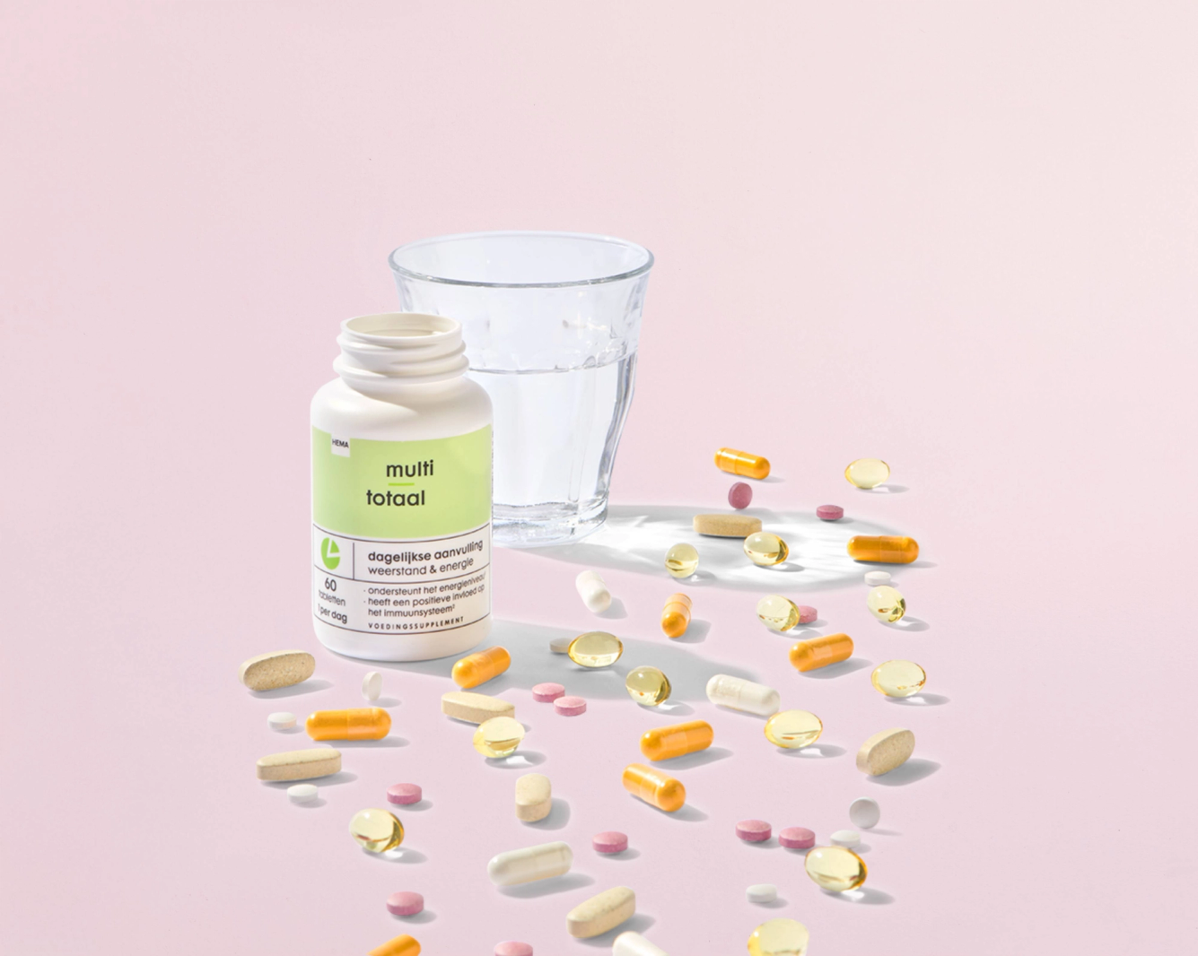 Multivitaminepillen van HEMA met een glas water