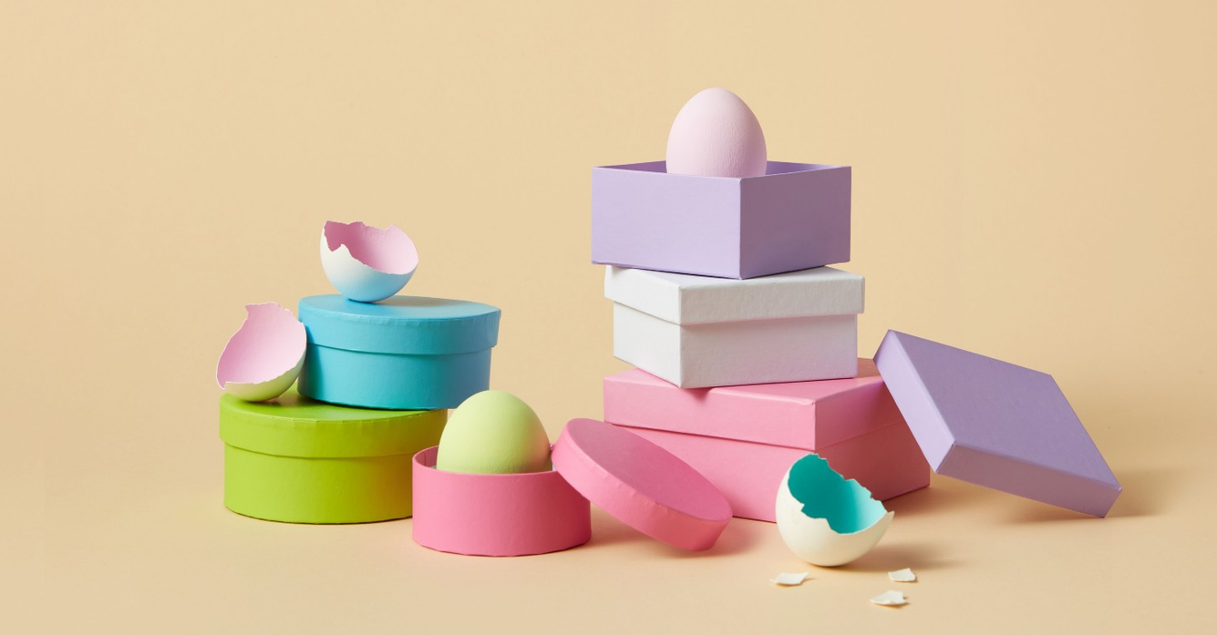 Foto van paaseieren en dozen in verschillende kleuren