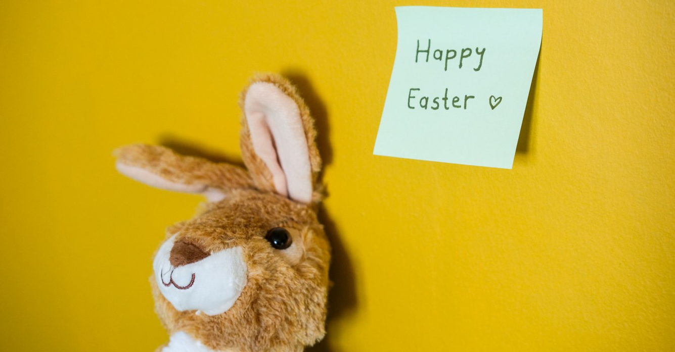 Paashaas met happy easter op een kaartje