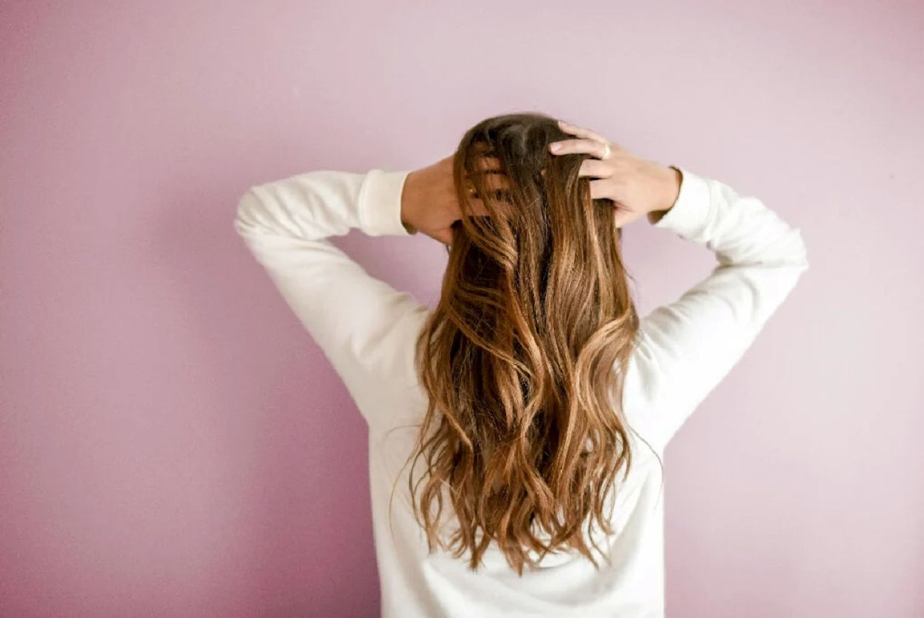 Achterhoofd van vrouw met lang haar