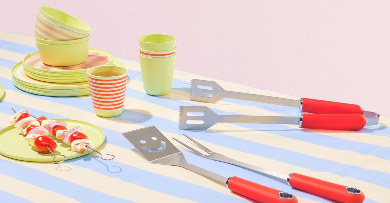 Een tafel met bbq accessoires
