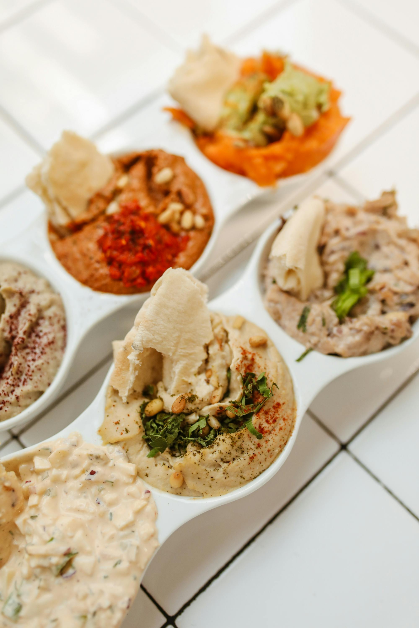 hummus serveren in bakjes
