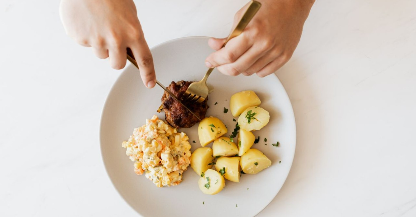 bord met gehaktbal en aardappel