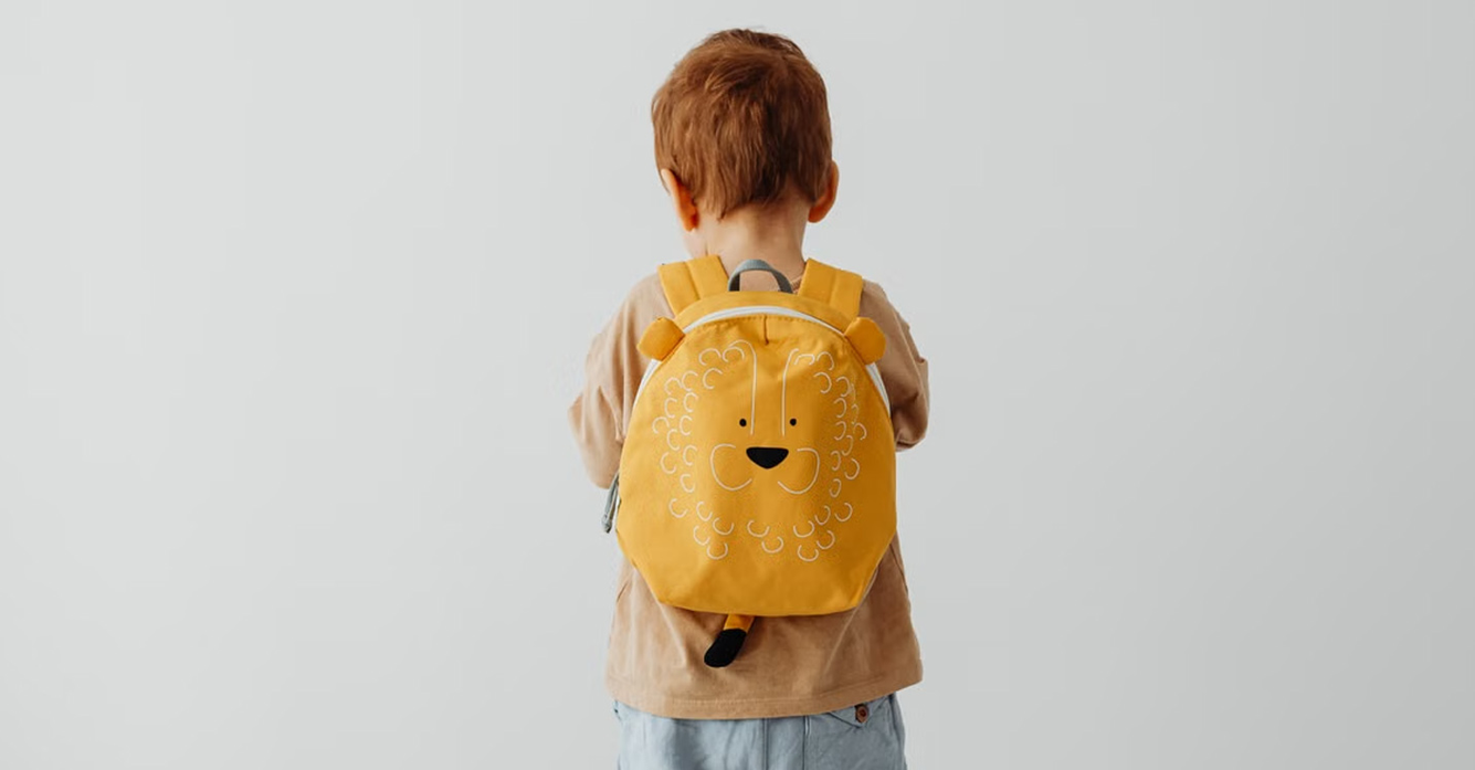 kleuter met rugzak voor eerste schooldag