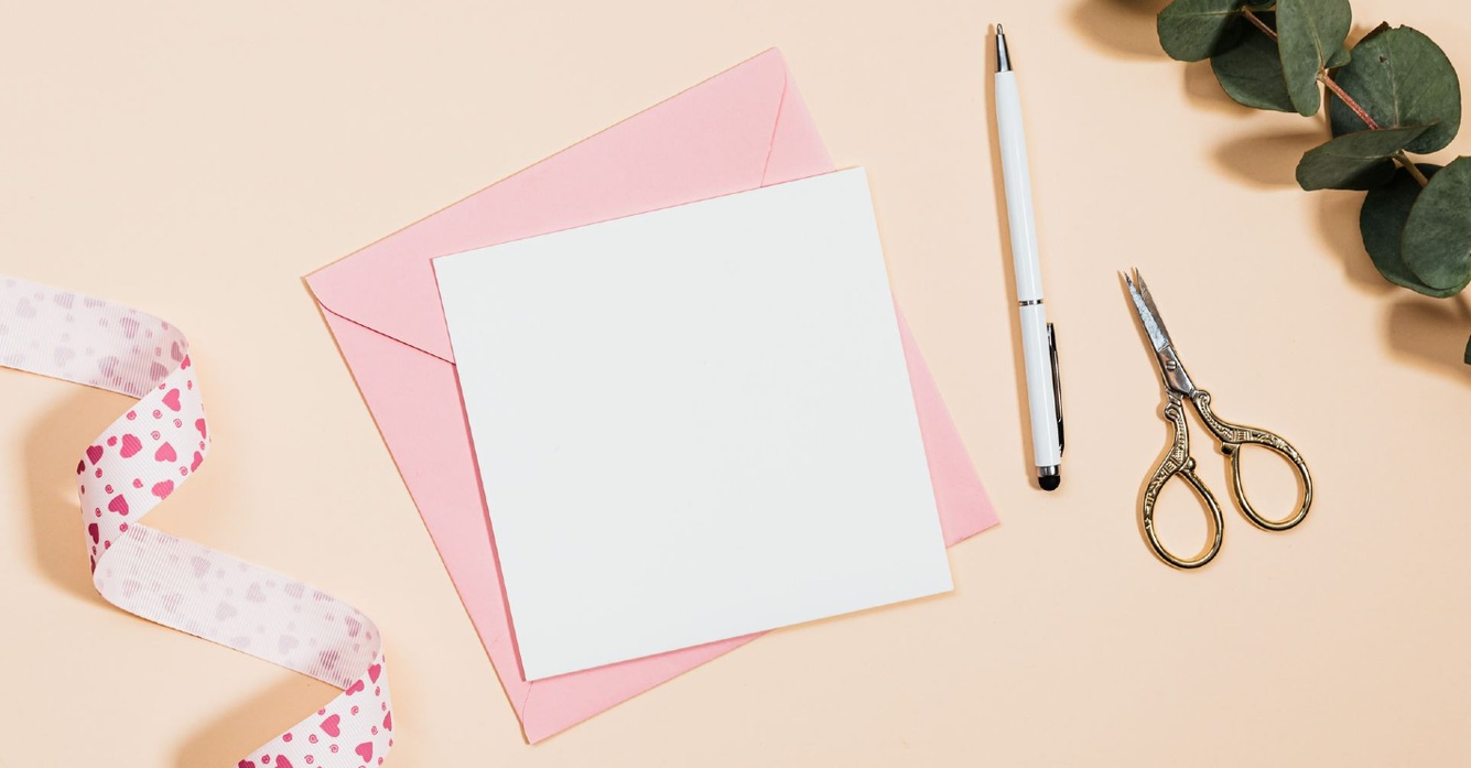 kaart met roze envelop en pen