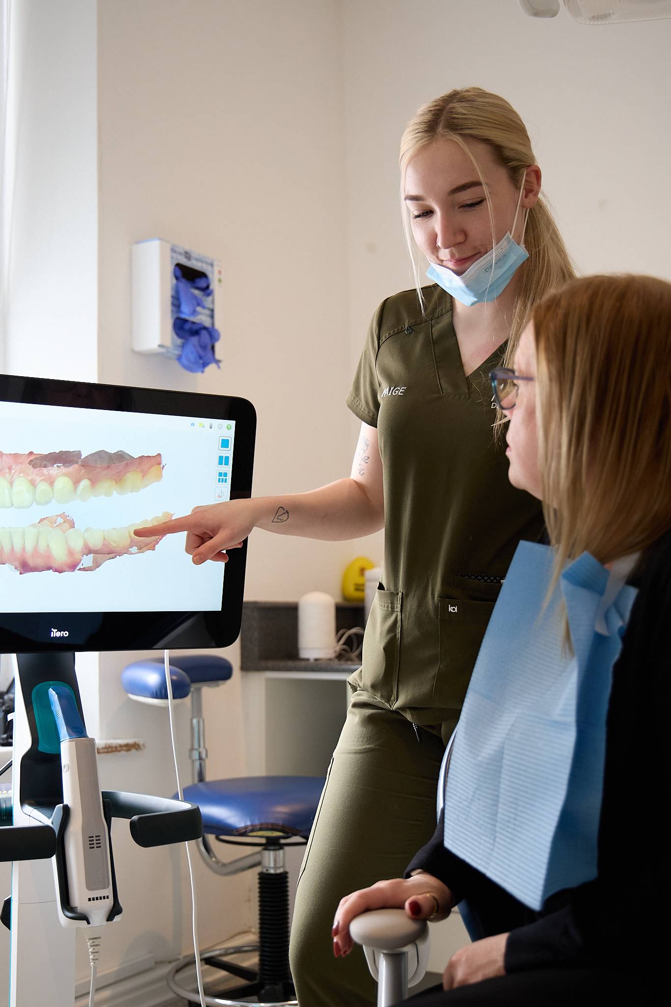 Our dental nurse Paige showing a patient a scan of their teeth
