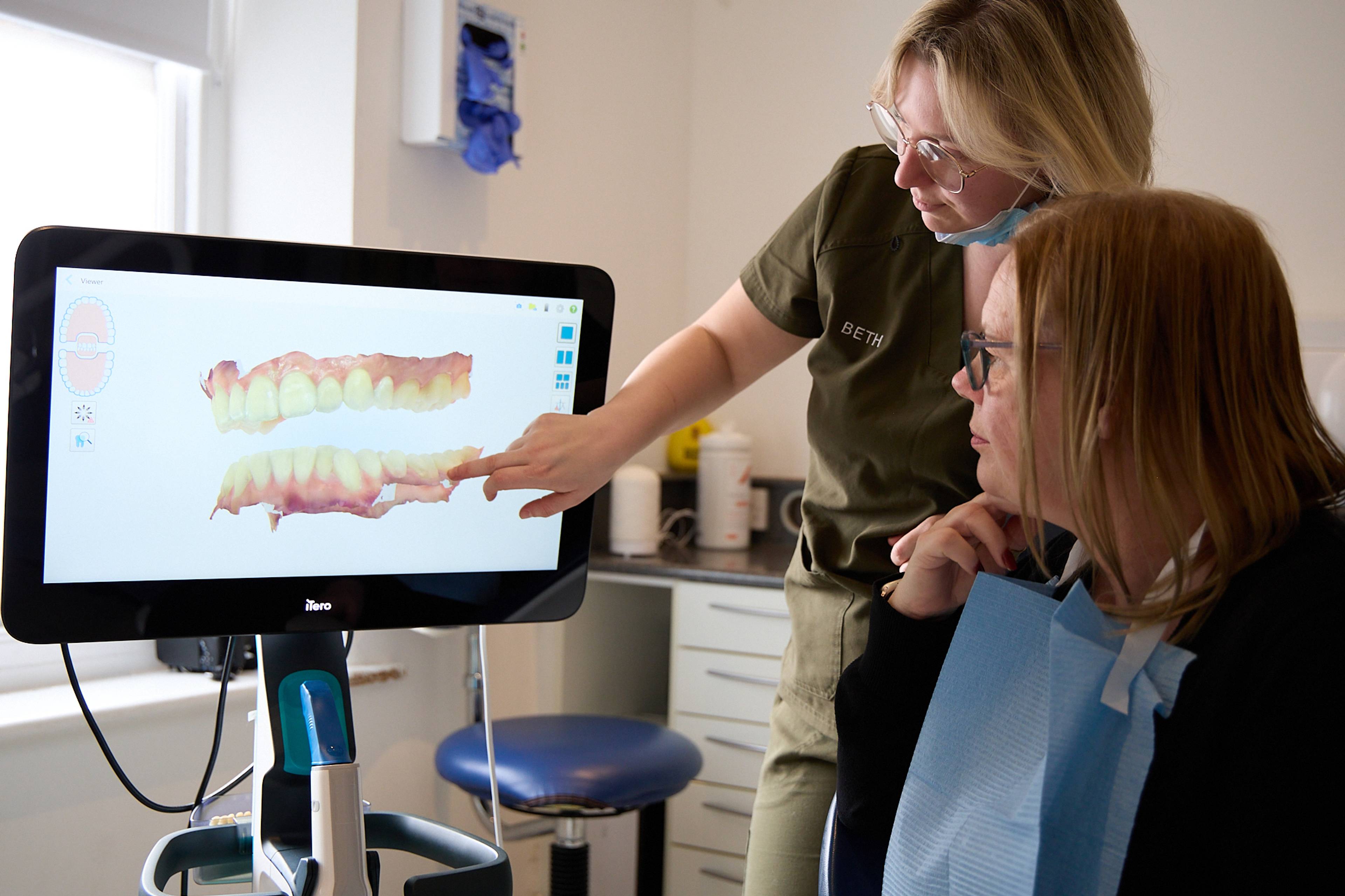 A patent being shown a digital image of her teeth