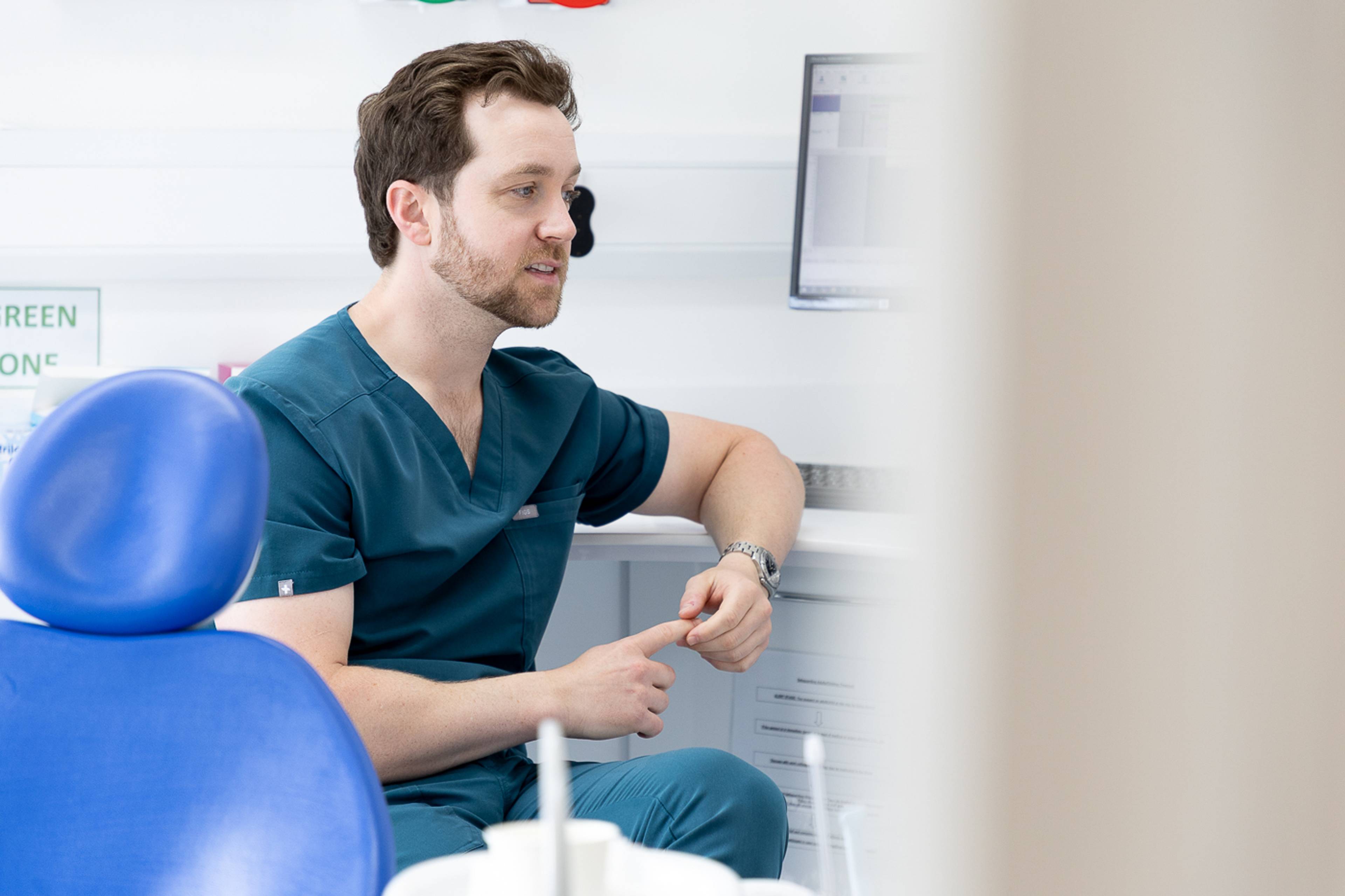 Tom Mann speaking to a patient
