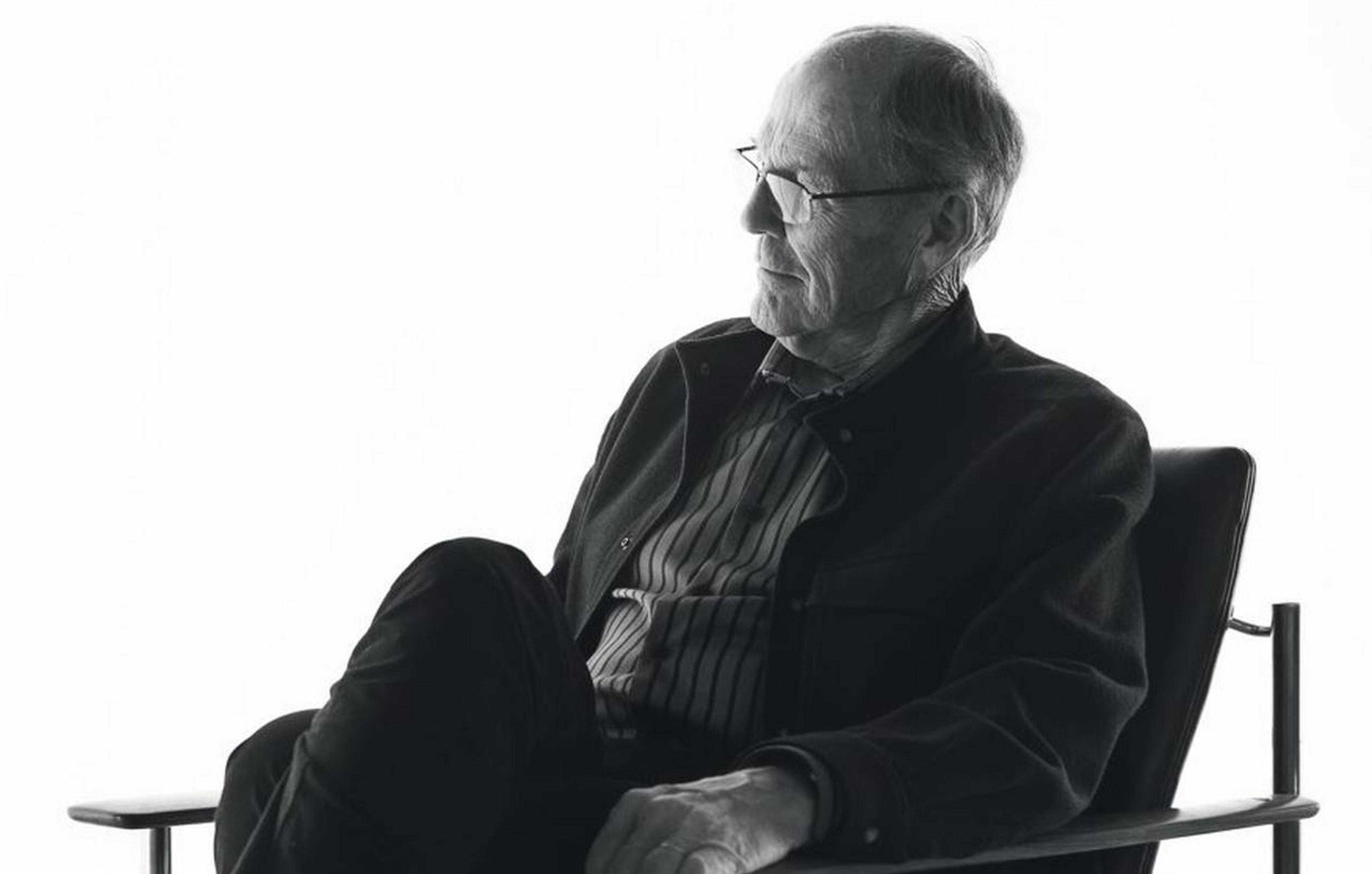 Sven Ivar Dysthe sitting in a lounge chair