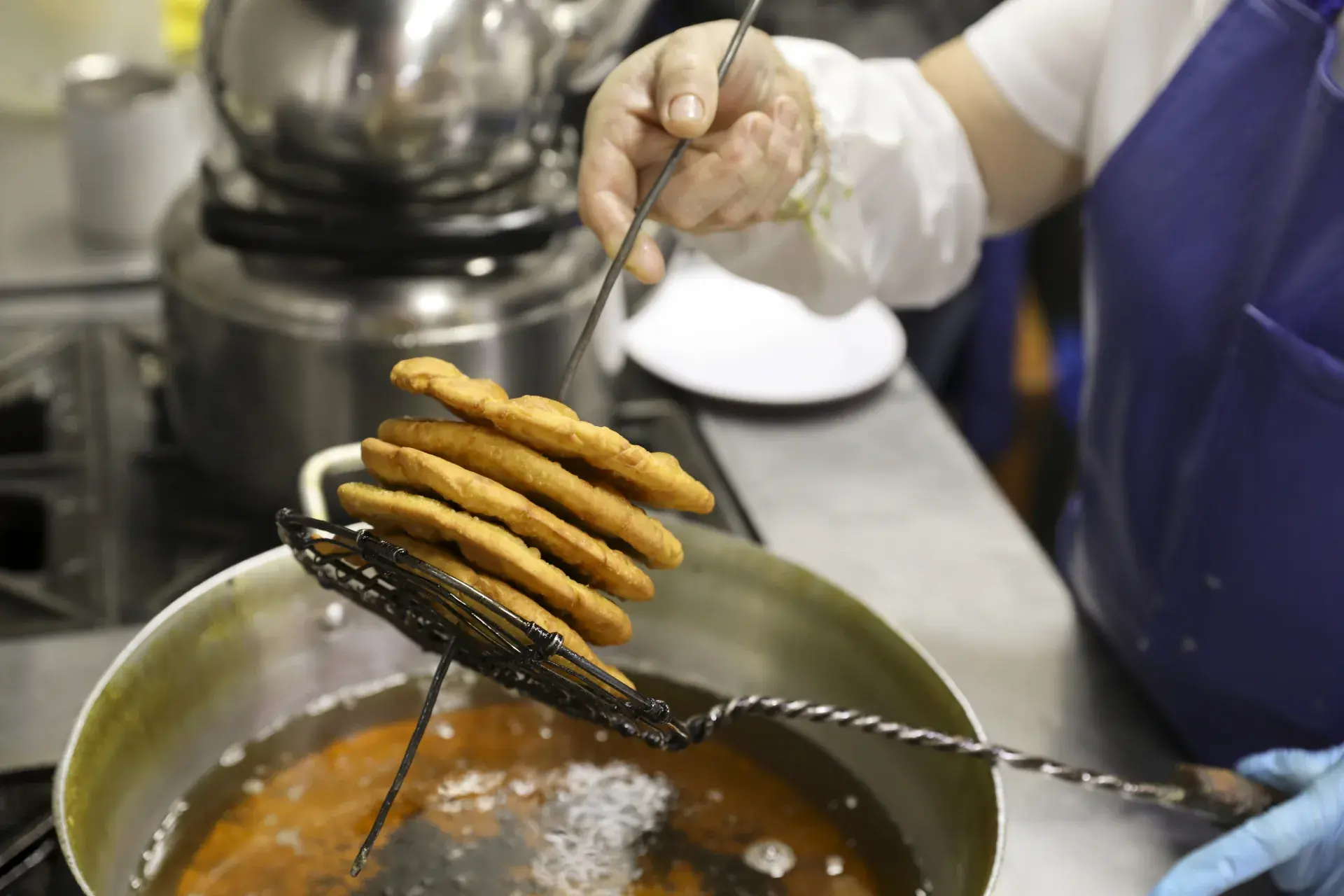 Sopaipillas recién fritas en la cocina de Desayunos Olguita