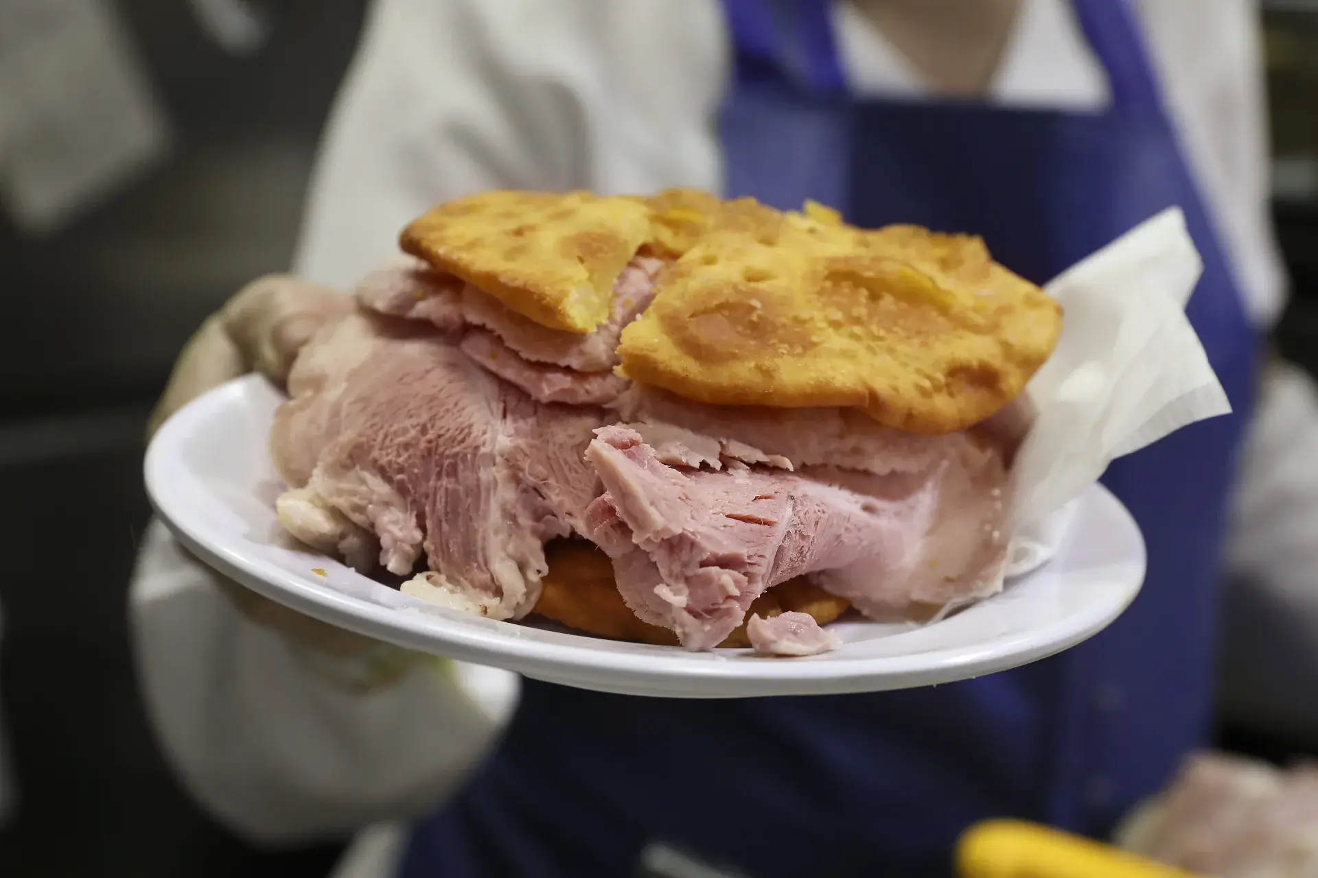 Sánguche de pernil en sopaipilla servido en Desayunos Olguita