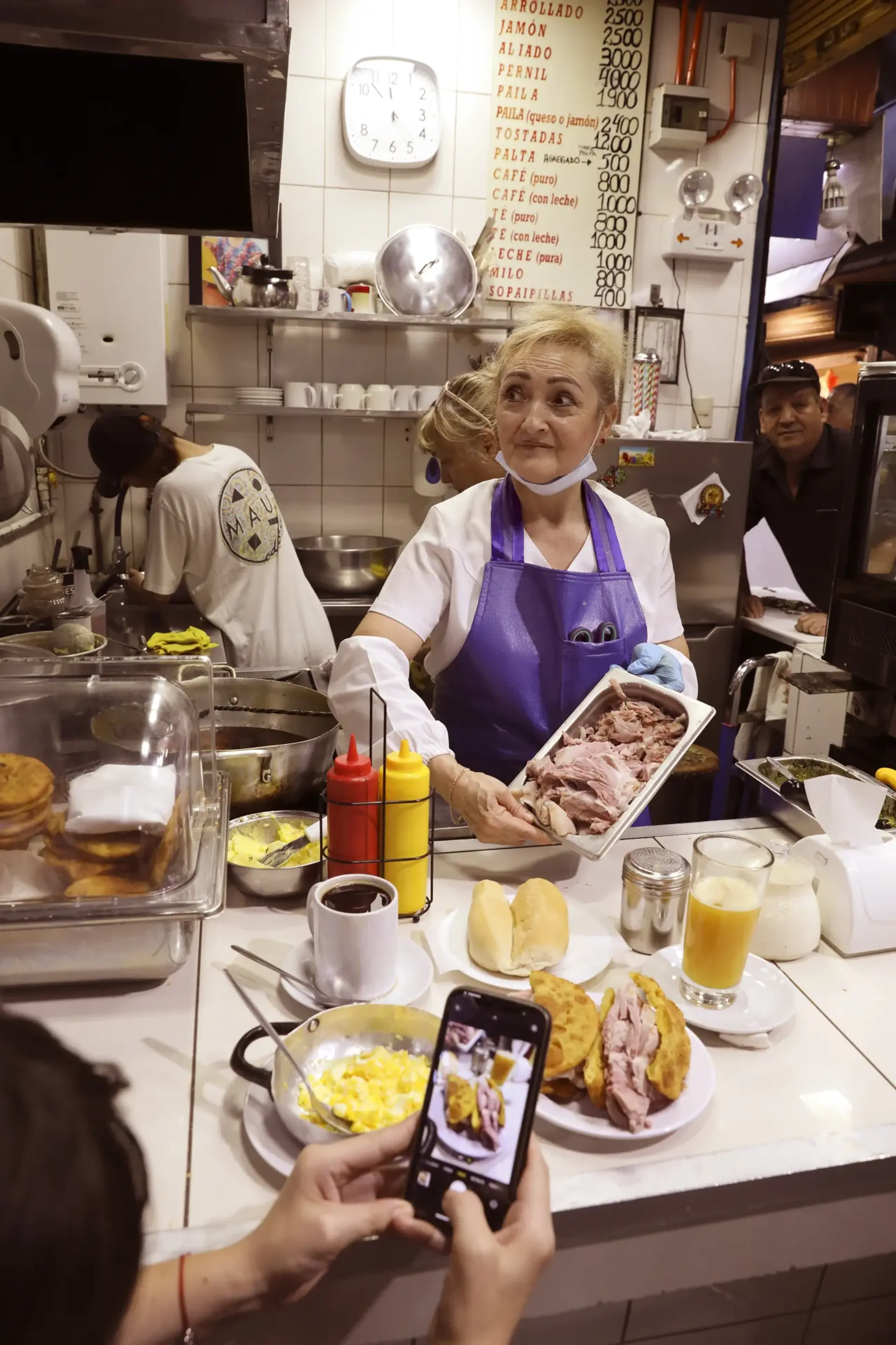 La barra y la atención de Desayunos Olguita en la Vega Chica