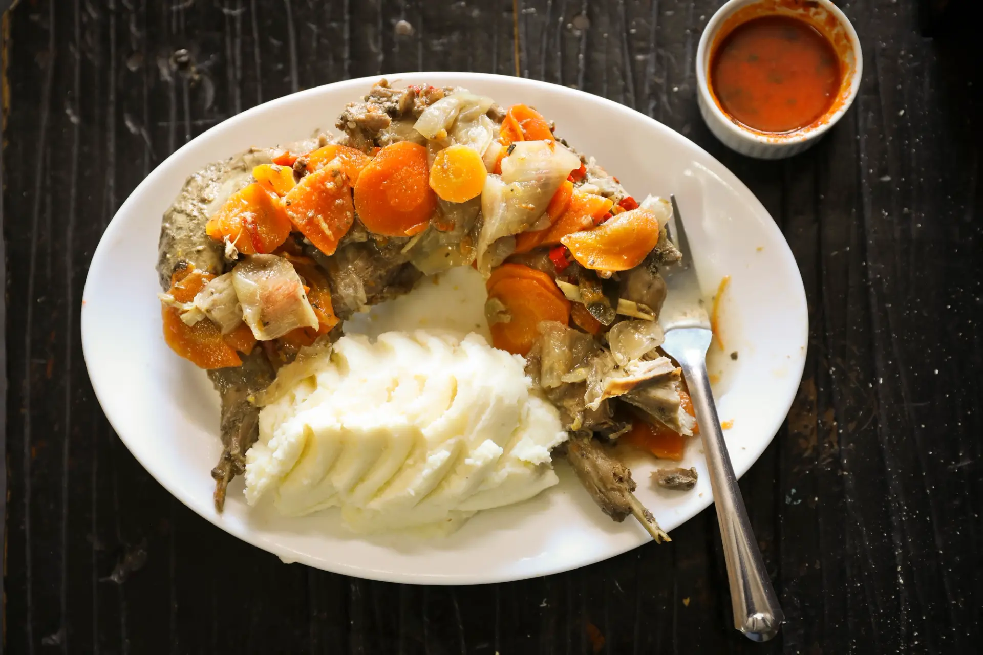Conejo escabechado con puré.