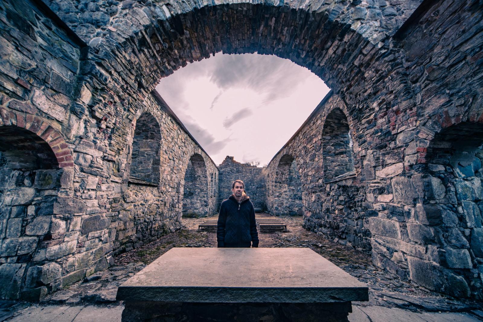 Selvportrett i kirkeruiner